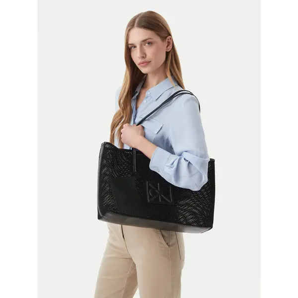Calvin Klein Torbica Calvin Klein Emblem Mesh Tote LV04F3380G Crna