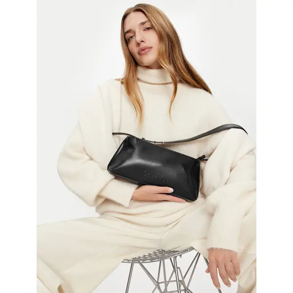 Calvin Klein Torbica Calvin Klein Embossed Logo K60K612550 Crna