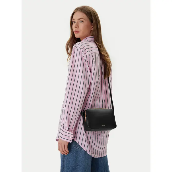 Calvin Klein Torbica Calvin Klein Foil Logo Elongated Camera Bag LV04F3276G Crna