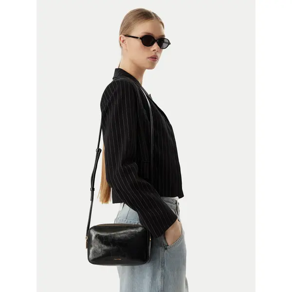 Calvin Klein Torbica Calvin Klein Foil Logo Glossy  LV04F3539G Crna