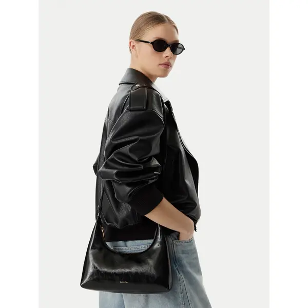 Calvin Klein Torbica Calvin Klein Foil Logo Glossy LV04F3737G Crna