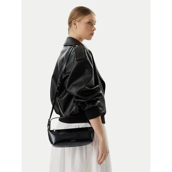 Calvin Klein Torbica Calvin Klein Foil Logo Glossy LV04F3738G Crna
