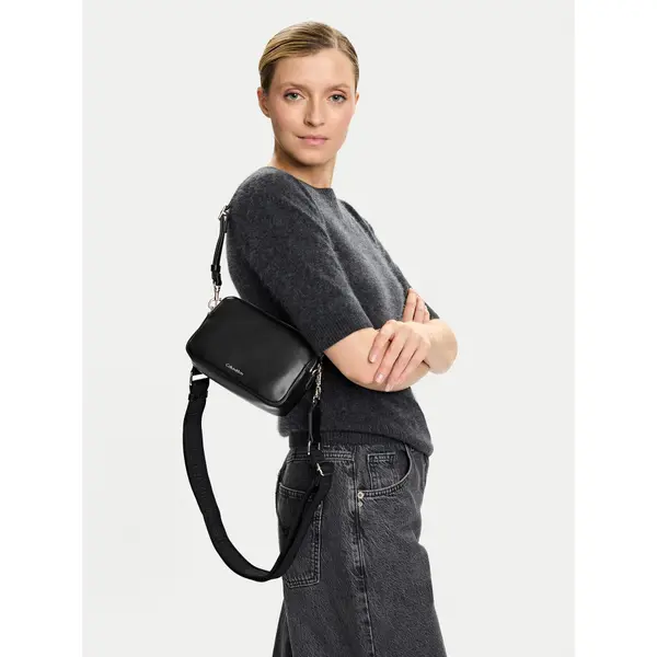Calvin Klein Torbica Calvin Klein Webbing Double Strap Camera Bag LV04F3165G Crna