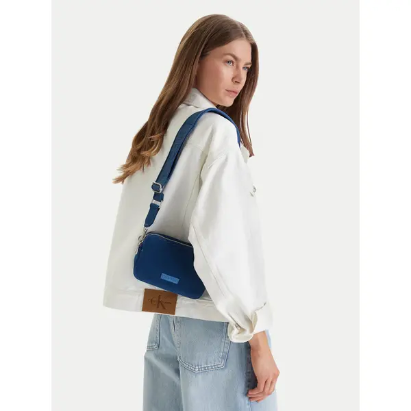 Calvin Klein Torbica Calvin Klein Webbing Strap Canvas Camera Bag LV04F3385G Plava
