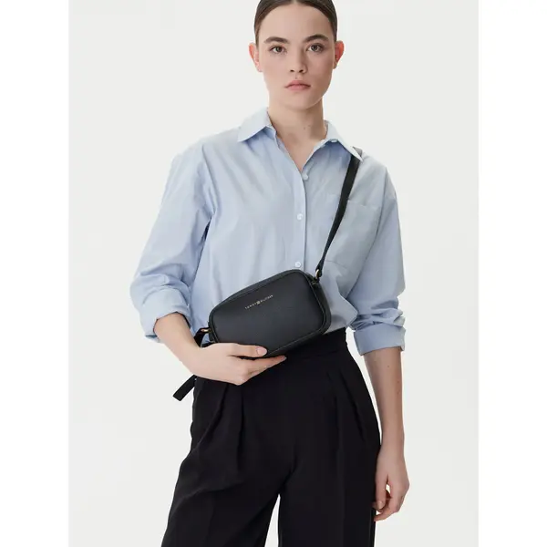Tommy Hilfiger Torbica Tommy Hilfiger Th Logo Camera Bag AW0AW18115 Tamnoplava