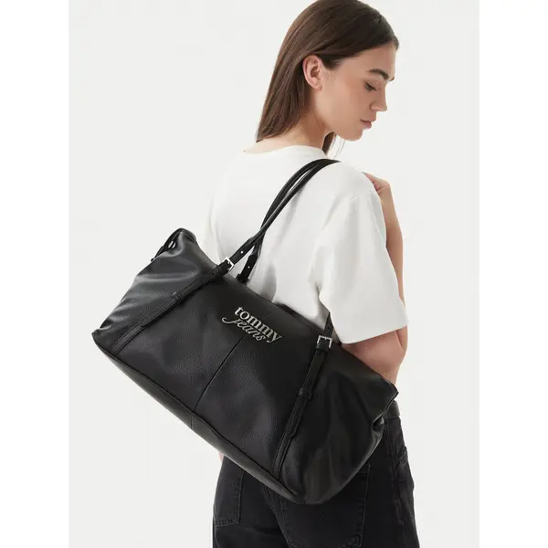 Tommy Jeans Torbica Tommy Jeans Pebble Grain Metal Logo Tote Bag AW0AW18472 Crna