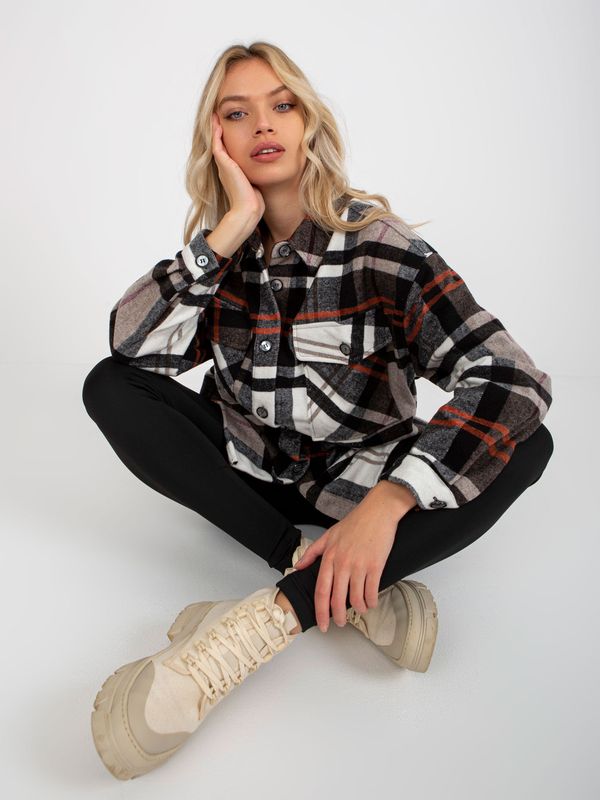 Fashionhunters Beige-black plaid T-shirt with pockets