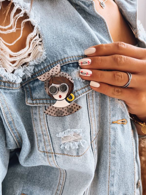 DStreet Broszka DRAMA GIRL Dstreet