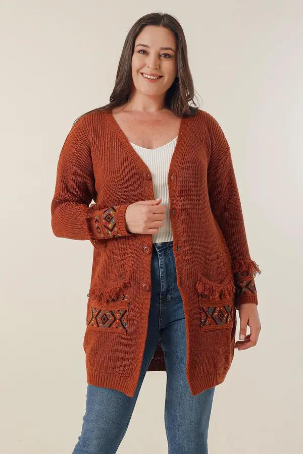 By Saygı By Saygı Button-up Front, rese s uzorkom plus size kardigana s džepovima i na krajevima rukava.