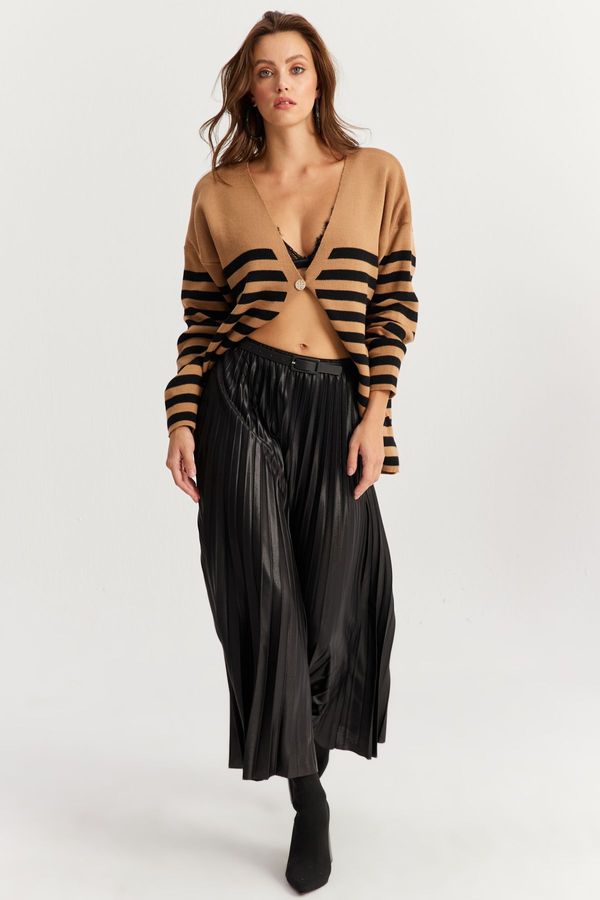 Cool & Sexy Cool & Sexy Women's Black Elastic Waist Pleated Skirt IO190