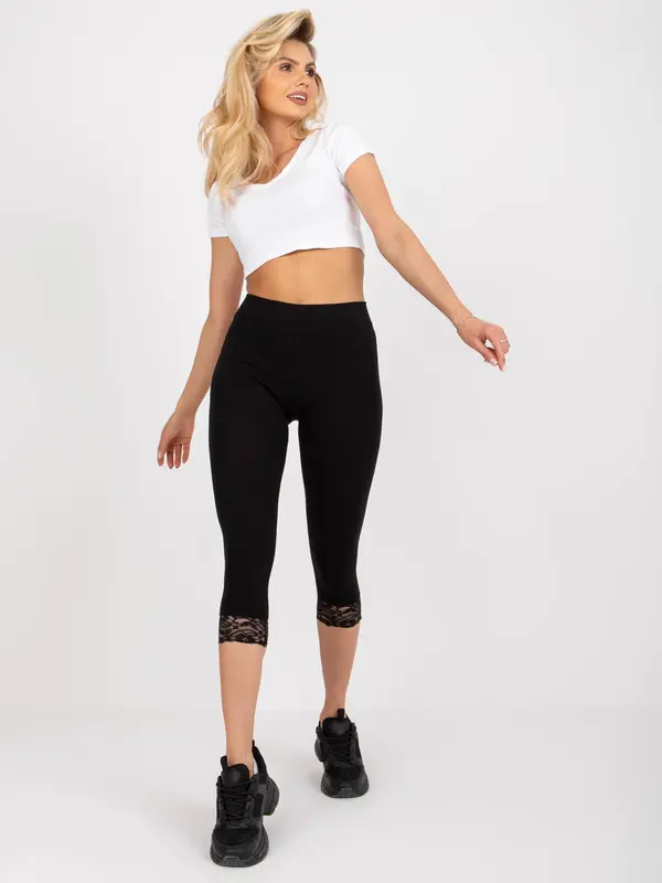 Fashionhunters Crne 3/4 sportske tajice s čipkom