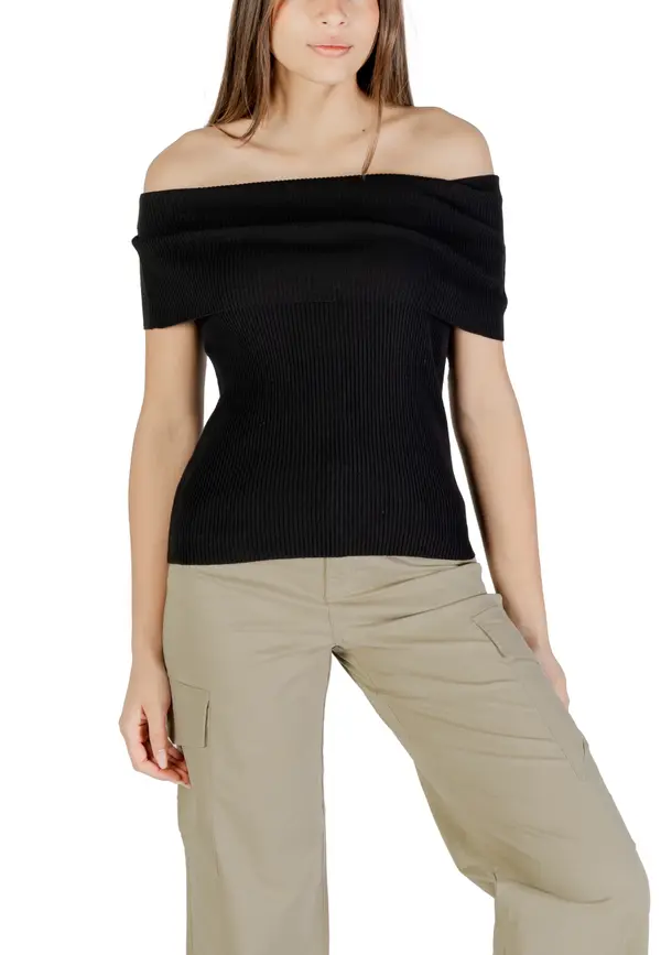 Only Crni top s brodskim izrezom