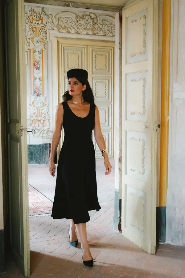 Stylove Elegantna crna midi haljina bez rukava