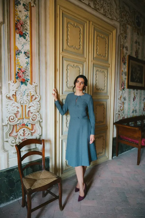 Stylove Elegantna ženska midi haljina s ukrasnim mašnama - siva