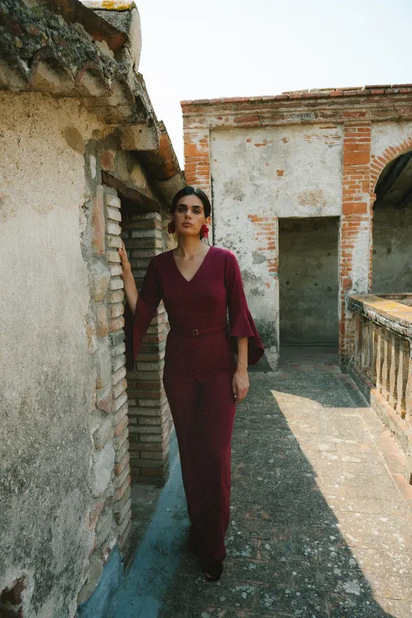 Stylove Elegantni ženski kombinezon s ravnim nogavicama - bordo
