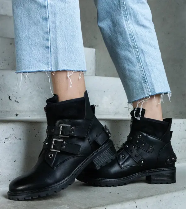 Gemre Gemre Black ankle boots embellished with studs on a flat heel Neffa