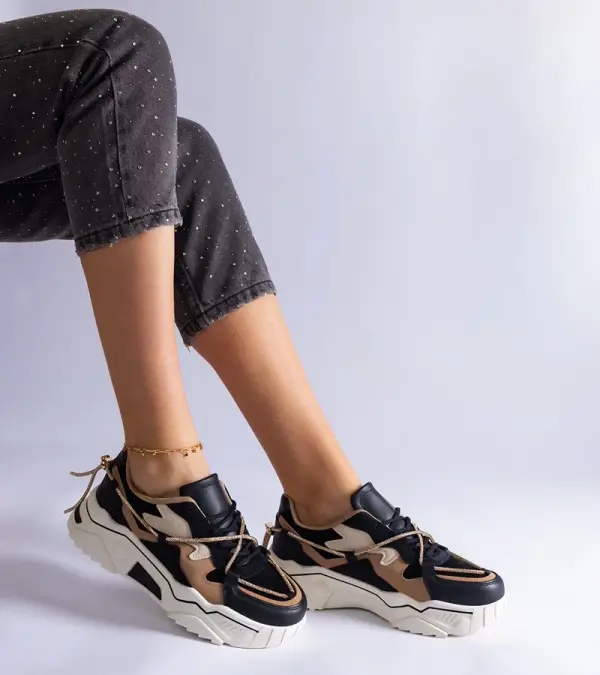 Gemre Gemre Valdeza black sneakers adorned with rhinestone laces