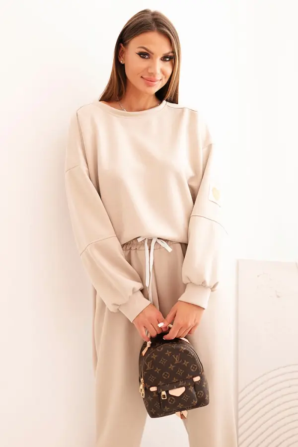 Kesi Włoski Kesi Włoski Ladies' butter set with a loose sweatshirt and pants with the word LOVE beige