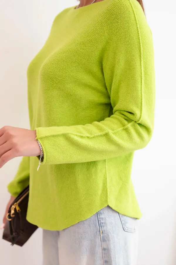 Kesi Włoski Kesi Włoski Women's sweater made of viscose with long sleeves and a round neckline pistachio