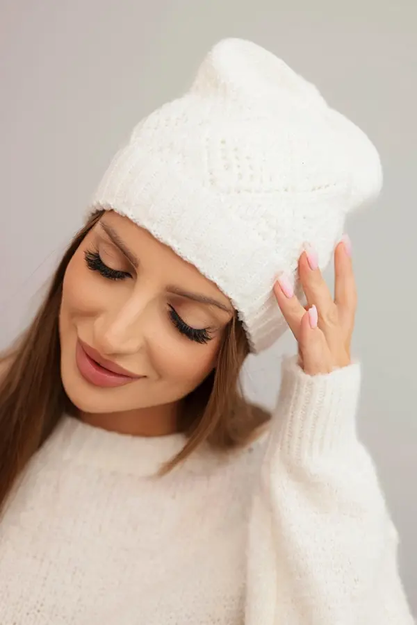 Kesi Kesi Women's winter hat made of wool with a geometric pattern K479 ecru