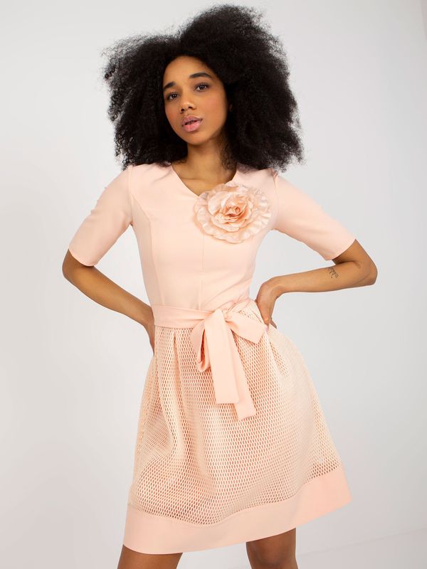 Fashionhunters Koktel haljina od breskve s remenom