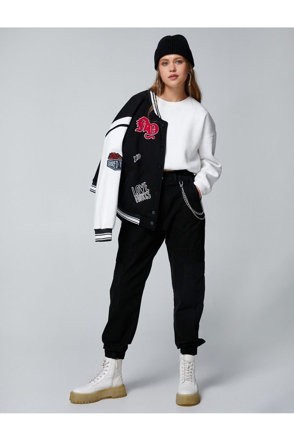 Koton Koton jogger hlače s lančanim detaljnim džepovima, elastičnim strukom.