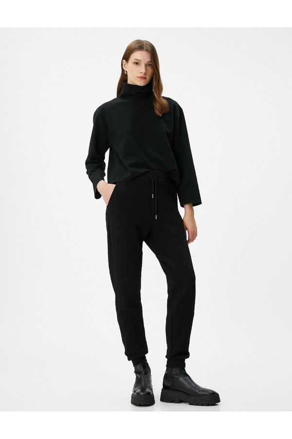 Koton Koton Teksturirane Jogger trenirke s strukom i džepovima.