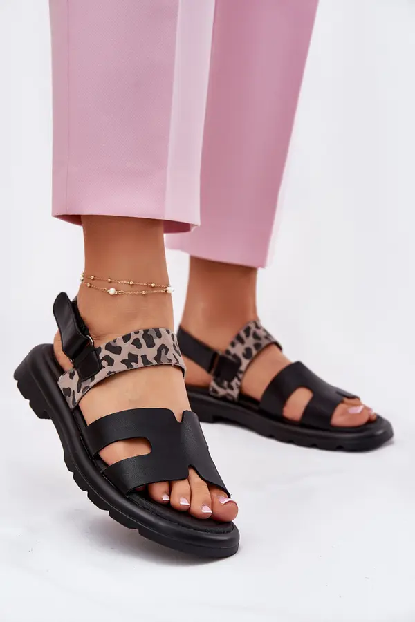 VINCEZA Leather Ladies Sandals On Flat Heel Panther Vinceza