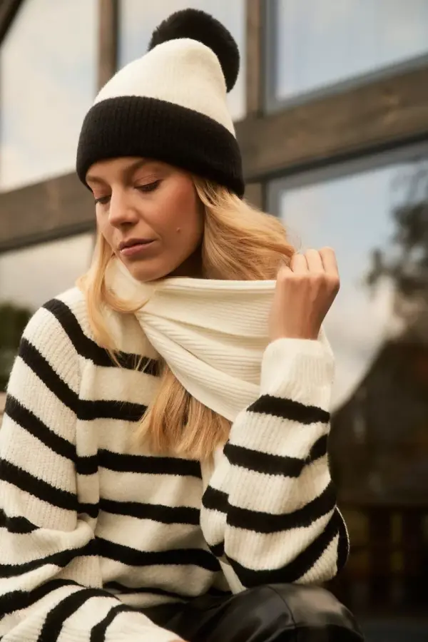 Marisse Marisse Black And White Pompom Hat