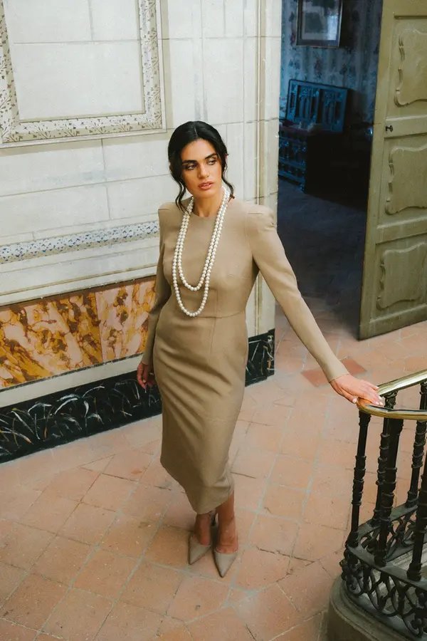 Stylove Midi uska haljina s ukrasnim ramenima - bež