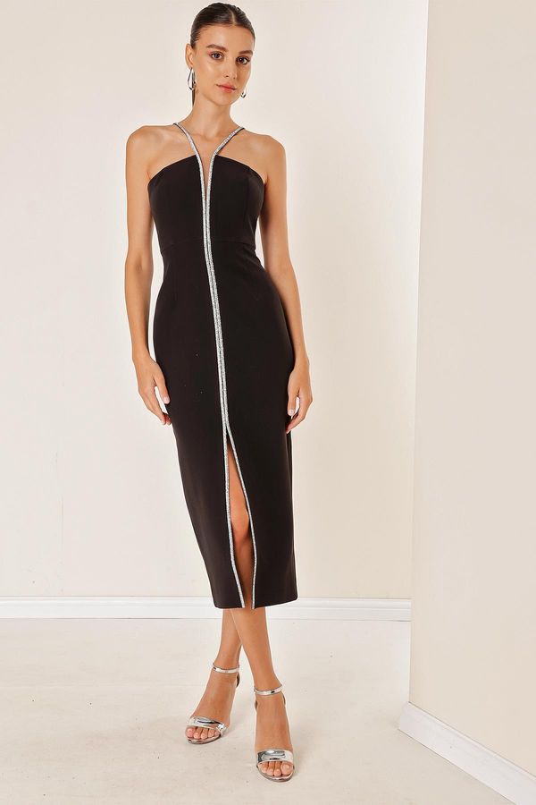 By Saygı Napisala Saygı Stone Detaljna krep večernja haljina s prorezom sprijeda. Interlining.