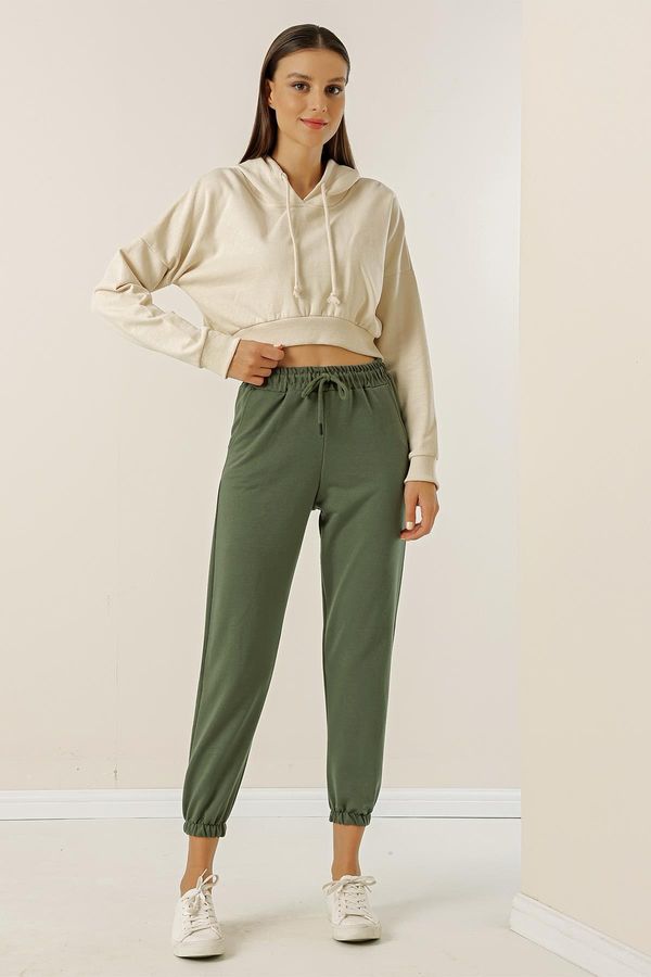 By Saygı Napisao Saygı 2 trenirke od pređe s džepovima, elastičnim strukom i nogama.