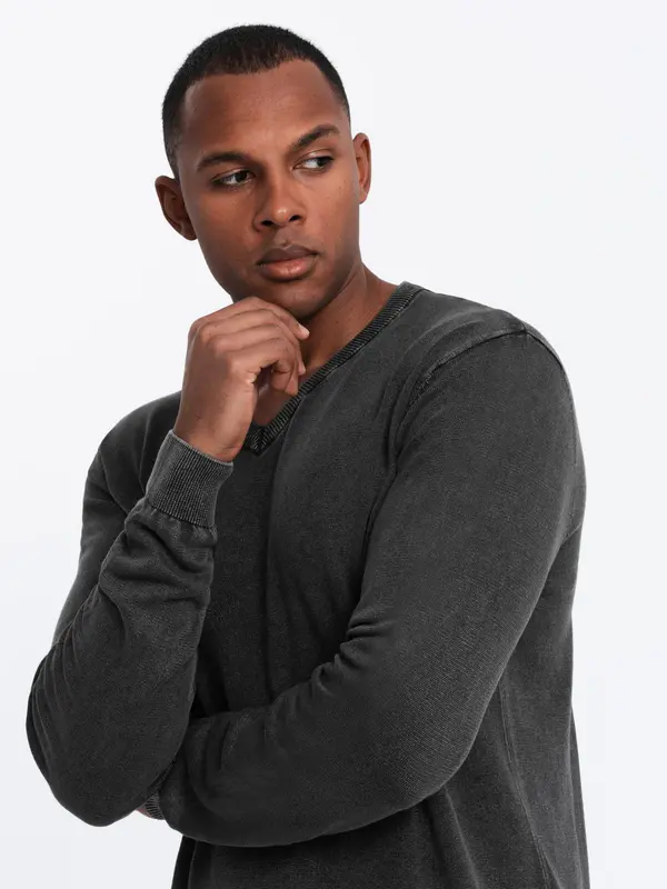 Ombre Ombre Washed men's pullover with a v-neck - black