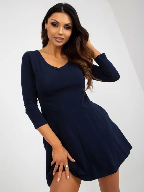 Fashionhunters Osnovna mornarička tekuća minidress