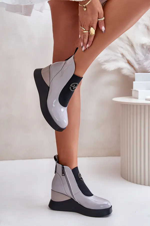 VINCEZA Patent leather ankle boots with Vinceza insulation in grey