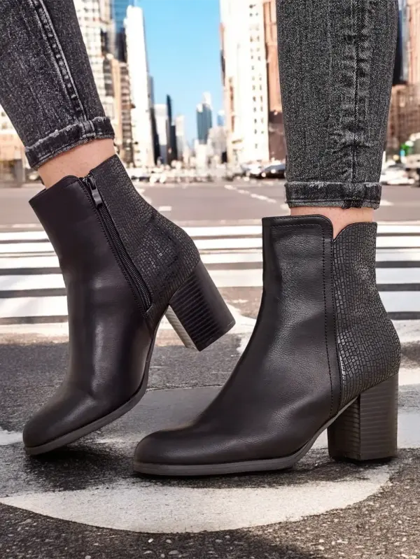 Resti Resti Women's ankle boots on a post Abinom