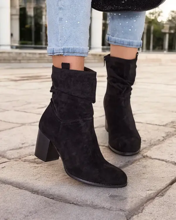 Resti Resti Women's boots on a post Omiese