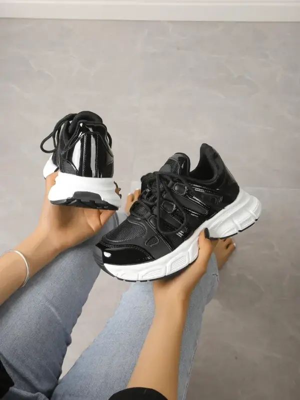 Resti Resti Women's sporty sneakers on a thicker sole Loness