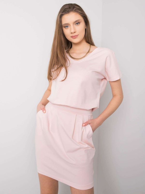 Fashionhunters RUE PARIZ Svijetlo ružičasta haljina s remenom