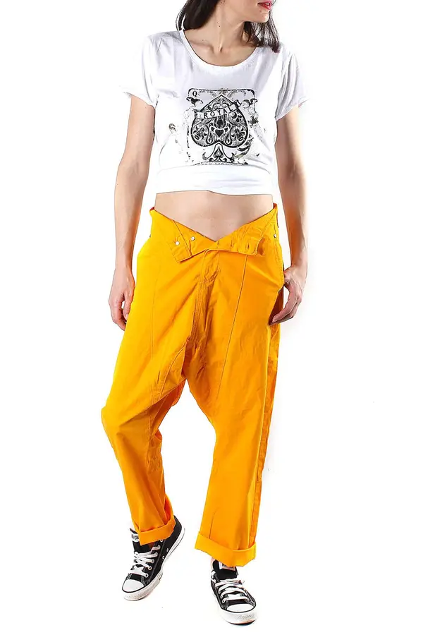 Sexy Woman Seksi žena žute hlače