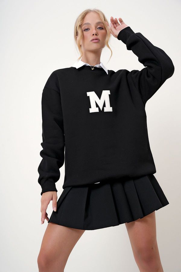 Trend Alaçatı Stili Trend Alaçatı Stili Women's Black Crew Neck Embroidered Oversize Sweatshirt with Raised Inside