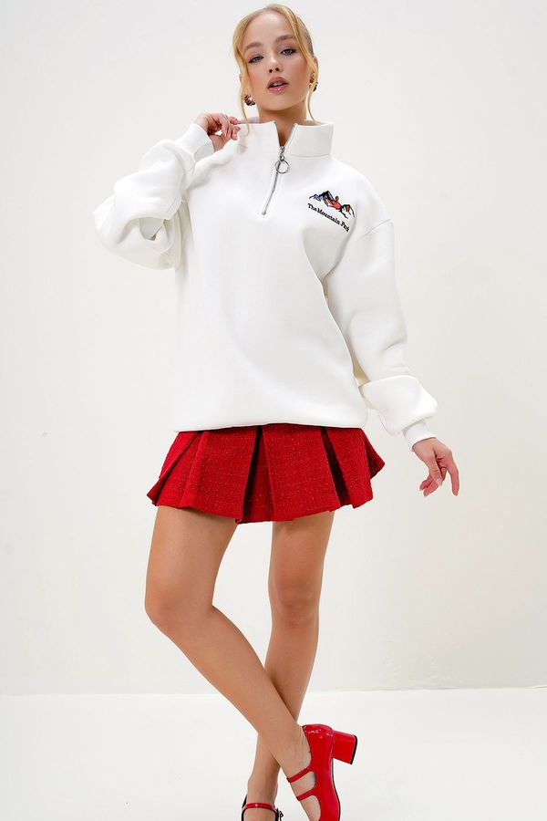 Trend Alaçatı Stili Trend Alaçatı Stili Women's Ecru Half Turtleneck Zippered Front Embroidered Inside Out Sweatshirt