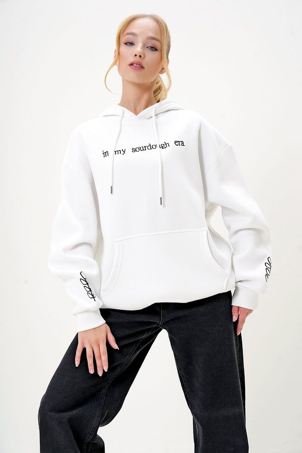 Trend Alaçatı Stili Trend Alaçatı Stili Women's Ecru Hooded Front and Sleeves Embroidered 3 Thread Raised Sweatshirt