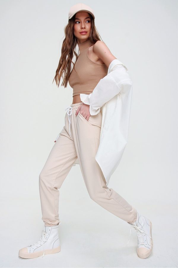 Trend Alaçatı Stili Trend Alaçatı Stili Women's Light Beige Basic Sweatpants with Elastic Waist and Legs
