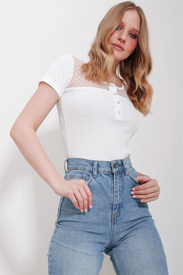 Trend Alaçatı Stili Trend Alaçatı Stili Women's White Crew Neck Tulle Detailed Snap Closure Blouse