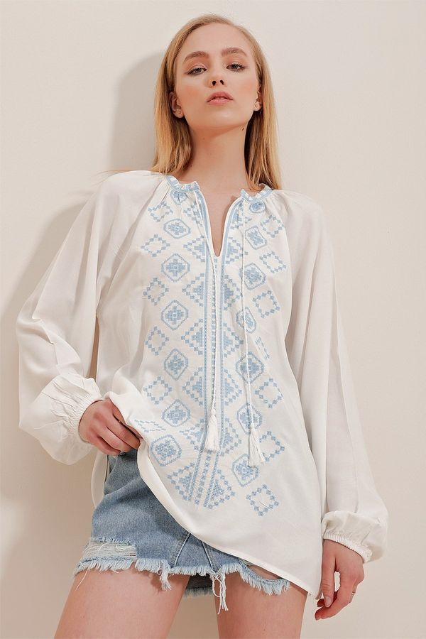 Trend Alaçatı Stili Trend Alaçatı Stili Women's White Ethnic Embroidered Viscose Woven Blouse
