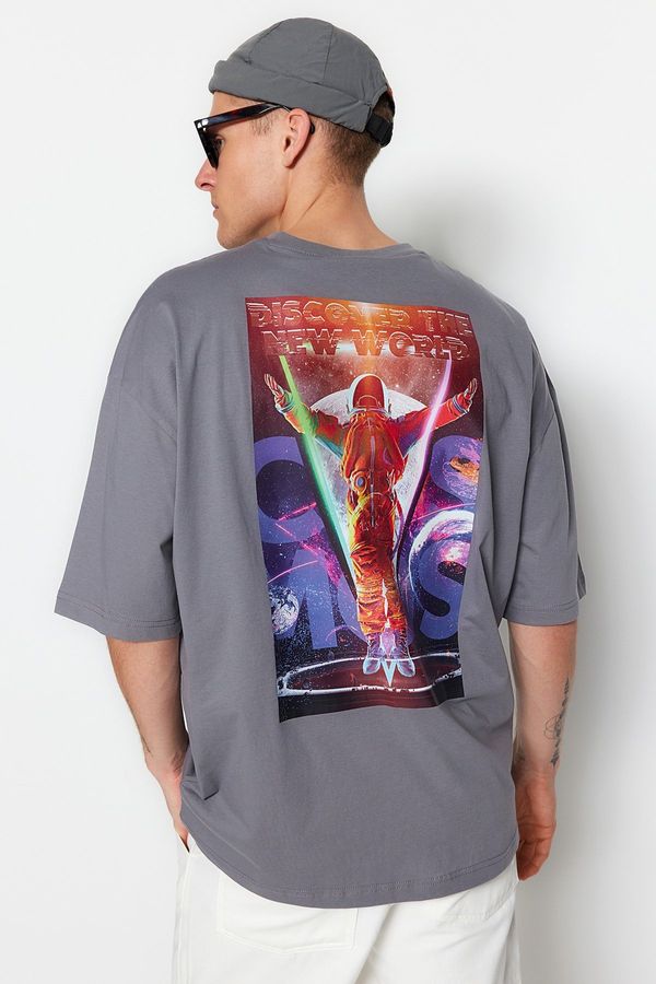 Trendyol Trendyol Antracit Muški oversize / široko rezani vrat posade Kratki rukav prostor tiskan 100% pamučna majica.
