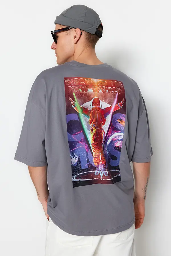 Trendyol Trendyol Antracit Muški oversize / široko rezani vrat posade Kratki rukav prostor tiskan 100% pamučna majica.