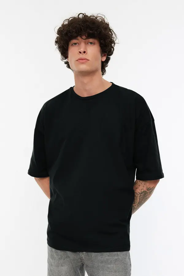 Trendyol Trendyol Black Men's Basic 100% Cotton Crew Neck predimenzionirana majica kratkih rukava.