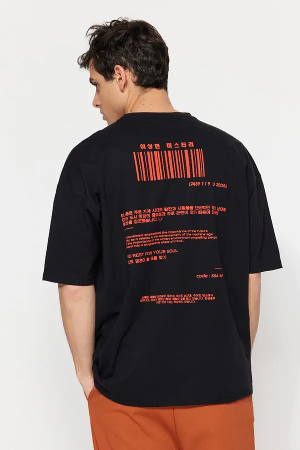 Trendyol Trendyol Black Men's Oversize / Wide Cut Crew Neck Short Sleeve Asian printao je 100% pamučnu majicu.